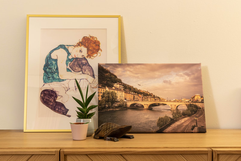 Example of a decoration arrangement with a canvas print showing Grenoble, Samuel Bloch's hometown